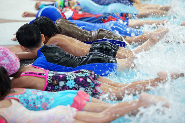Cursos de natación para niños y adultos